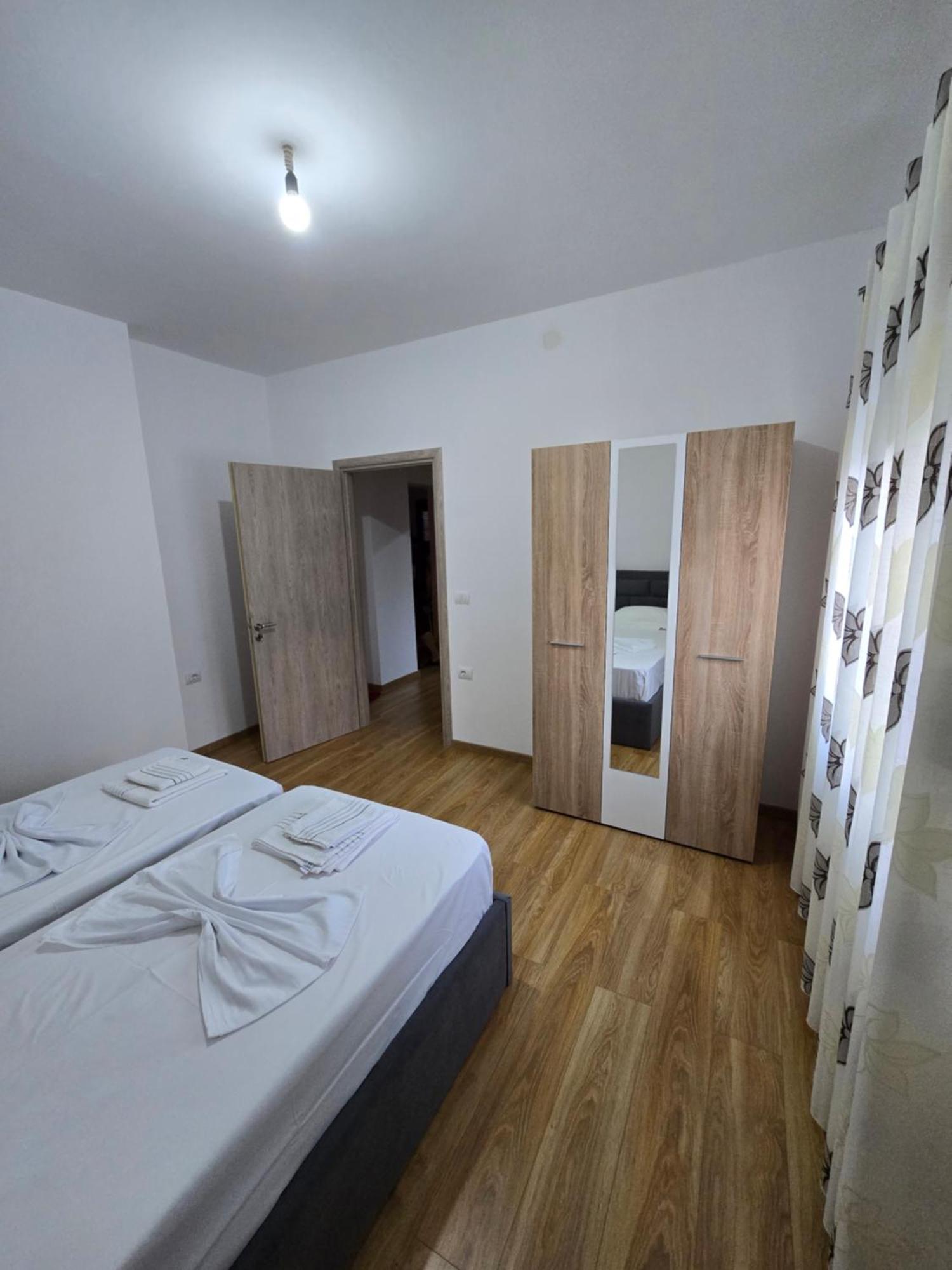 Brana Apartments Sarandë Exteriör bild