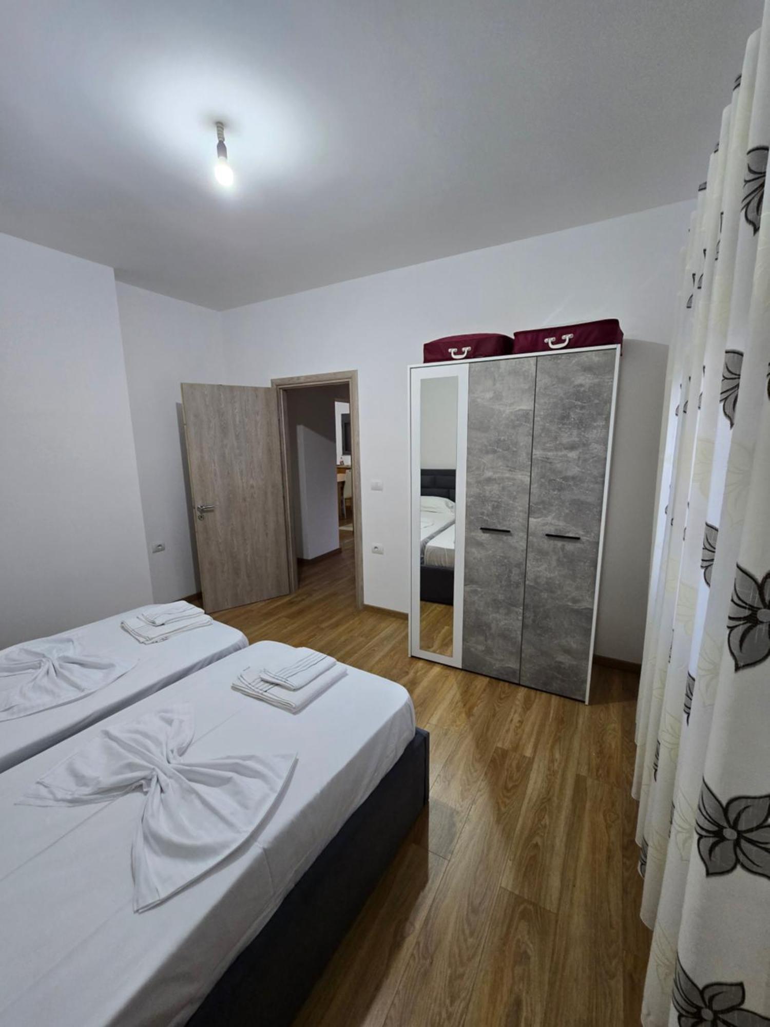 Brana Apartments Sarandë Exteriör bild